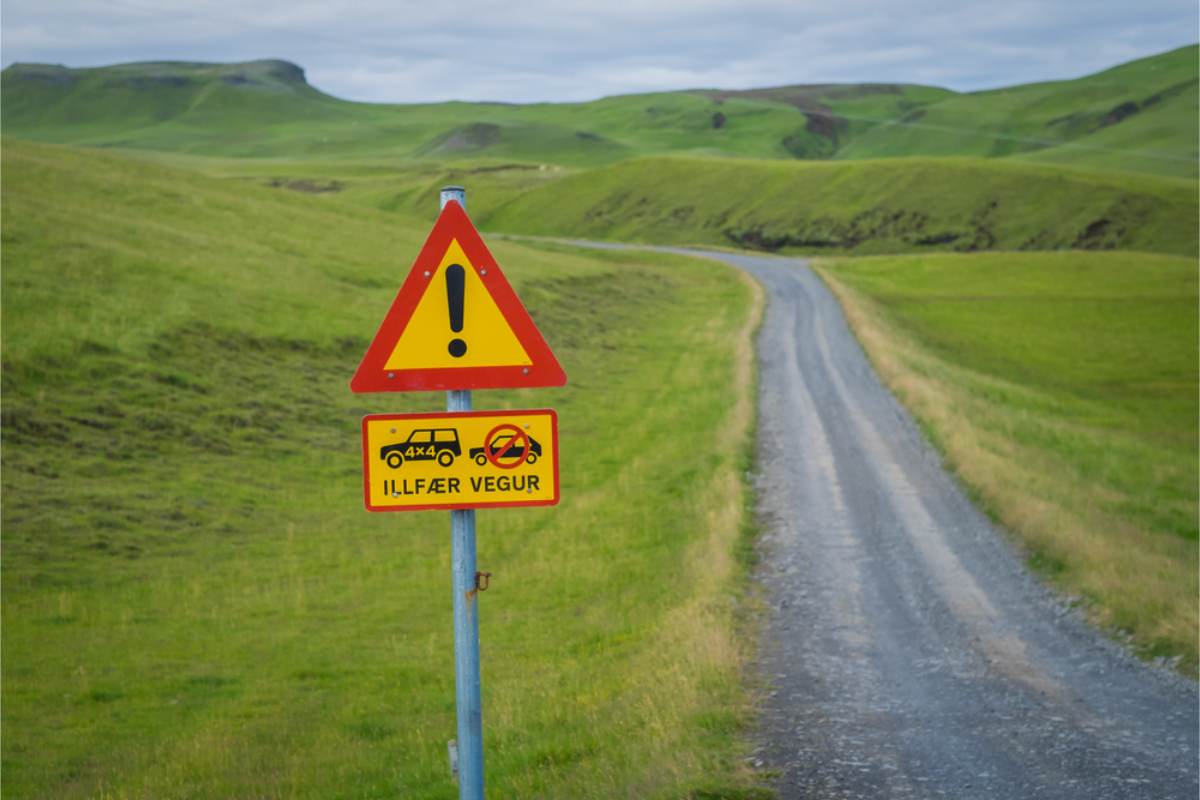 Road sign showing that a 4x4 vehicle is mandatory to drive F-roads