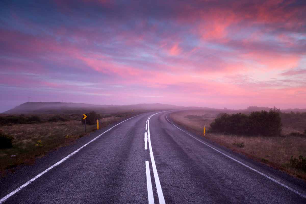 Hermosos matices en rosa y p&uacute;rpura en el cielo de Islandia sobre la Ring Road