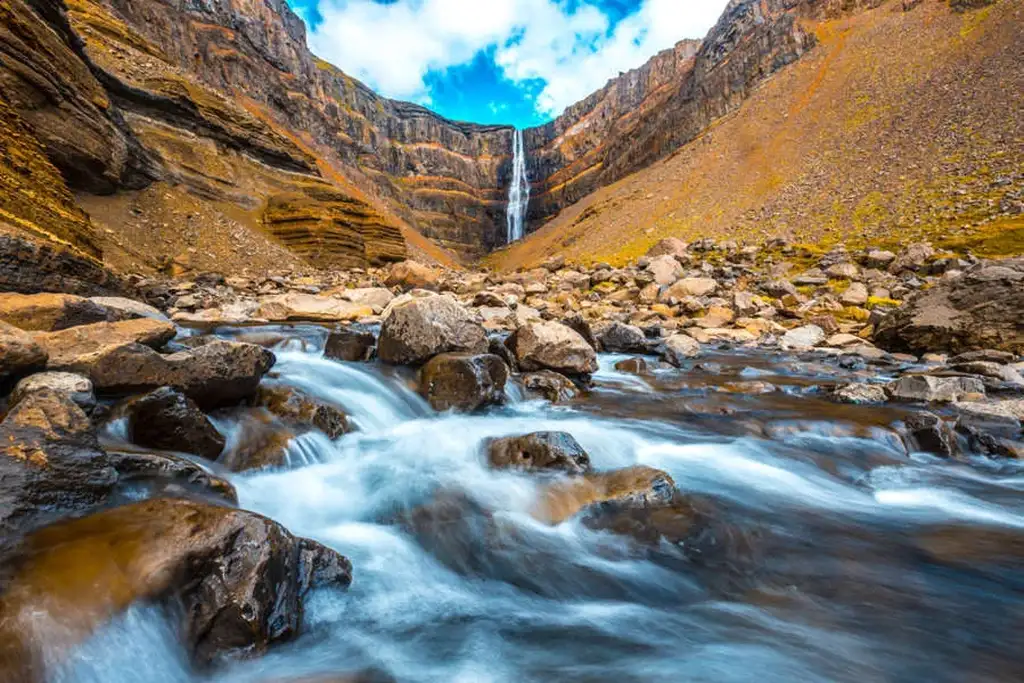 Cascada de Hengifoss: Ruta y consejos de viaje