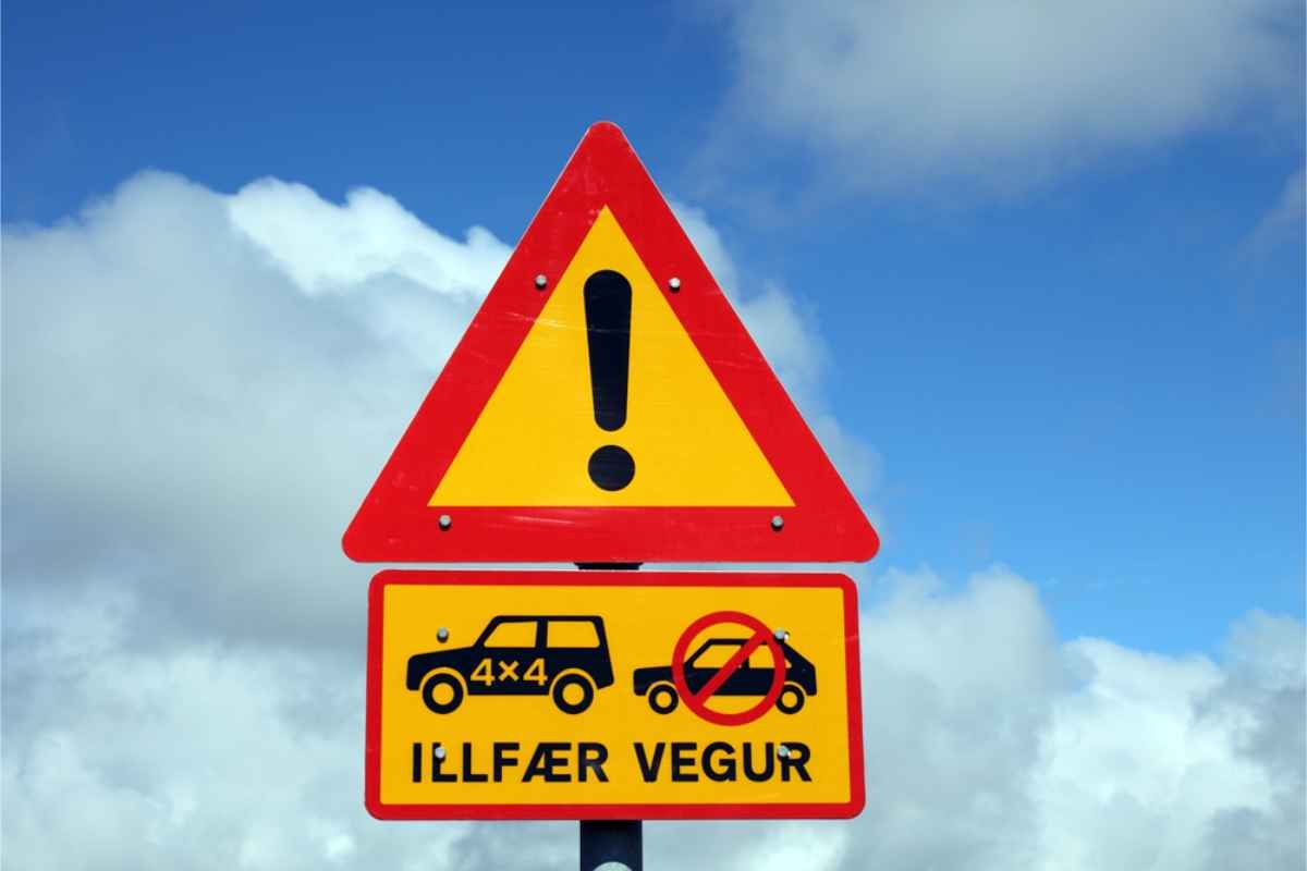 Se&ntilde;al islandesa que muestra la obligaci&oacute;n de usar un veh&iacute;culo 4x4