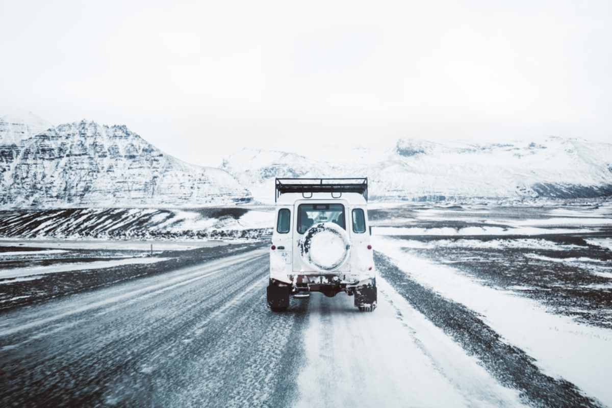 Alquilar un coche en Islandia: cosas a tener en cuenta Coche Jeep de alquiler en una carretera nevada