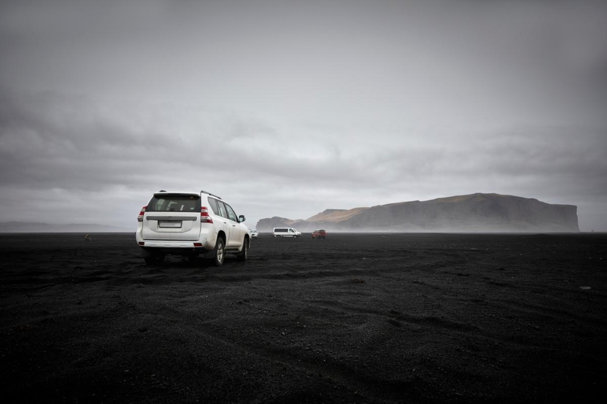 Protection contre le sable et les cendres en Islande Véhicule SUV sur une route couverte de cendres volcaniques noires