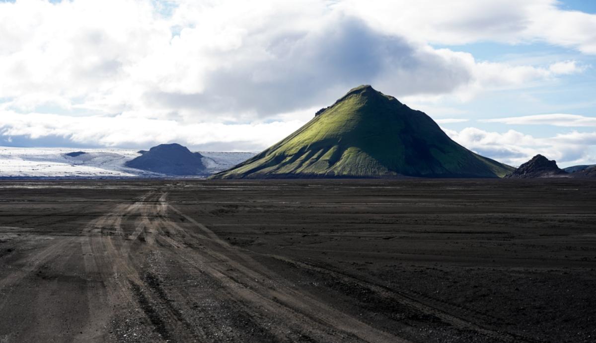 Pourquoi l'Islande est-elle sujette aux dommages causés par le sable et les cendres ? Route non pavée en Islande couverte de cendres volcaniques