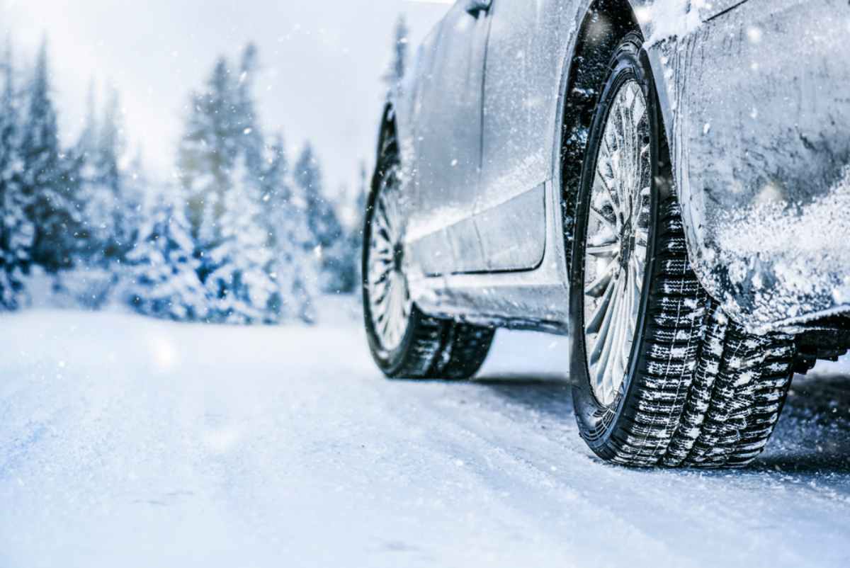 Wichtige Tipps für das Fahren im Winter in Island Allradfahrzeug auf einer verschneiten Straße