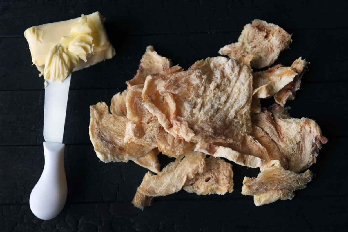 pescado seco island&eacute;s cortado en trozos con mantequilla