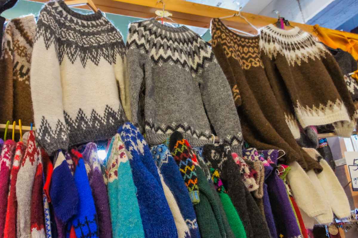 Isl&auml;ndische traditionelle Pullover, die in einem Gesch&auml;ft h&auml;ngen