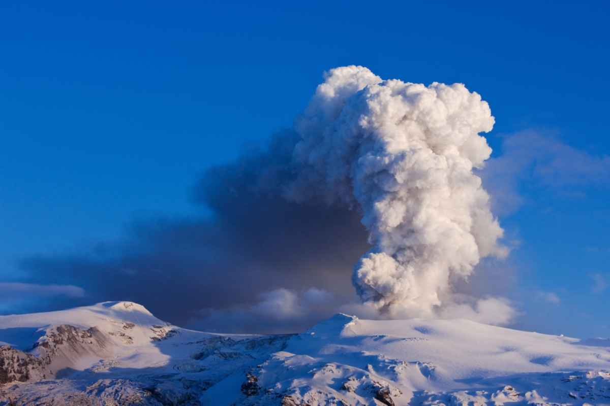 Part&iacute;culas finas de ceniza siendo expulsadas por el volc&aacute;n Eyjafjallajokull, Islandia