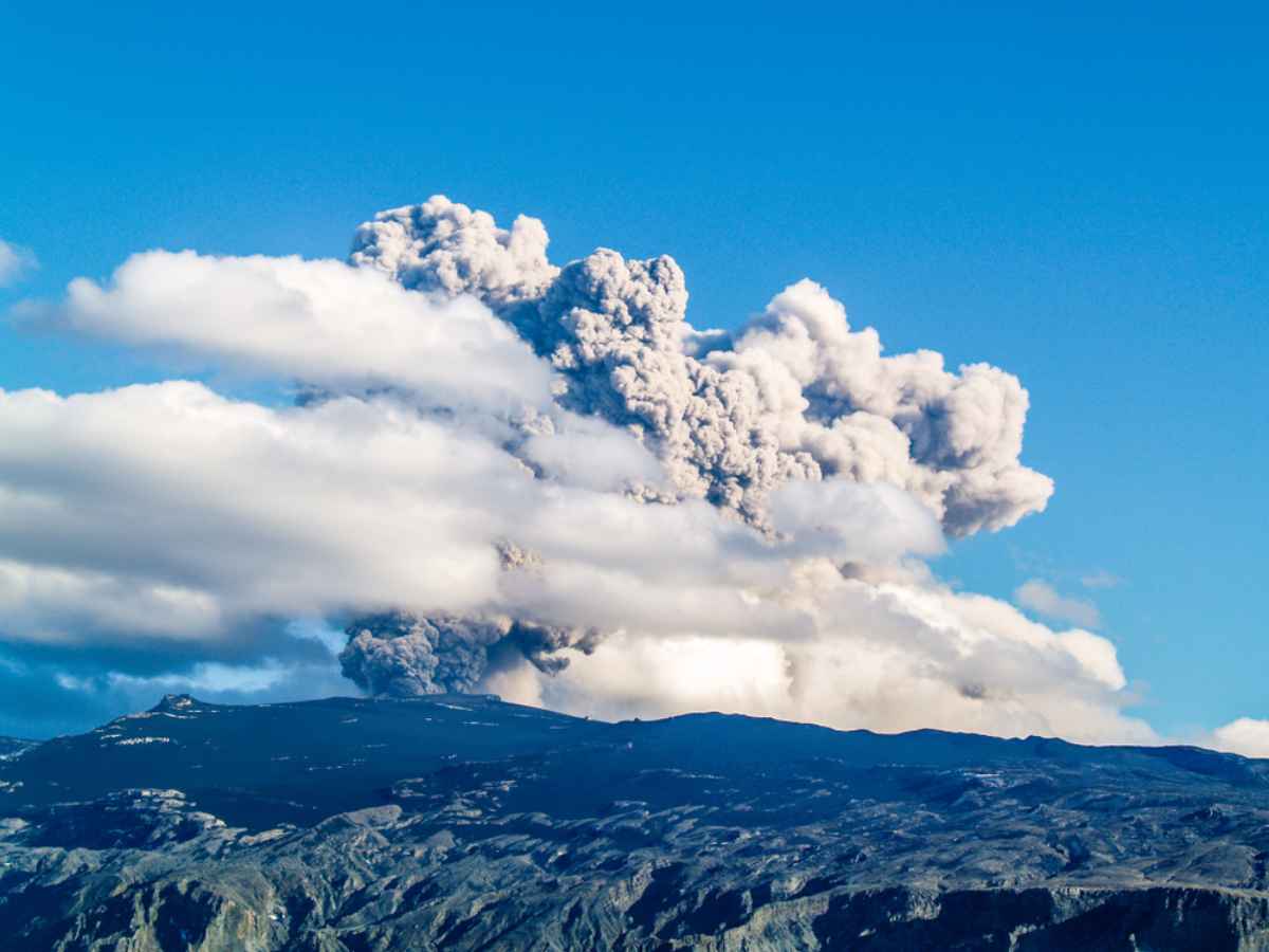 Ciruela y ceniza siendo expulsadas al aire por el volc&aacute;n Ejafjallajokull