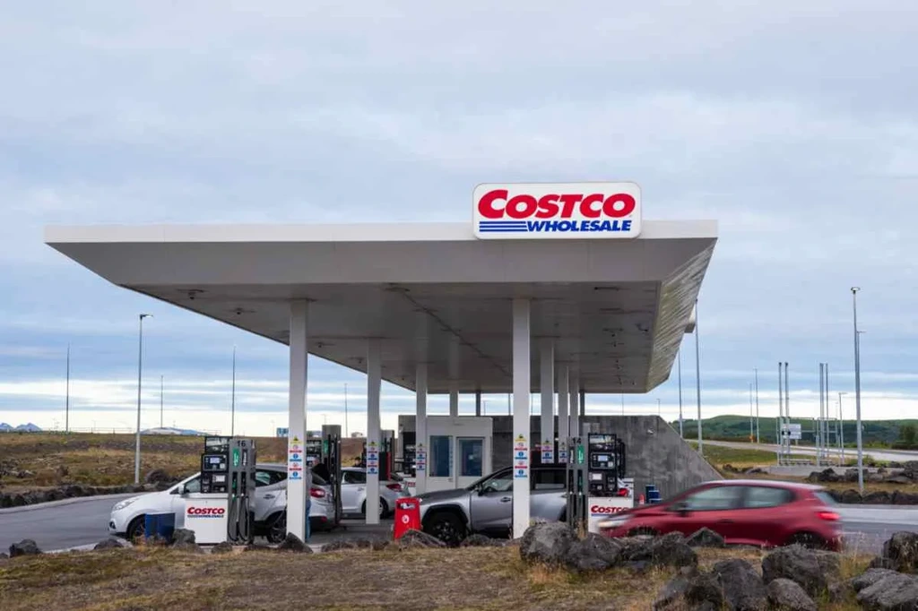 Estaci&oacute;n de servicio de Costco Wholesale en Islandia con coches repostando bajo un cielo nublado, destacando la comodidad y accesibilidad de la marca.