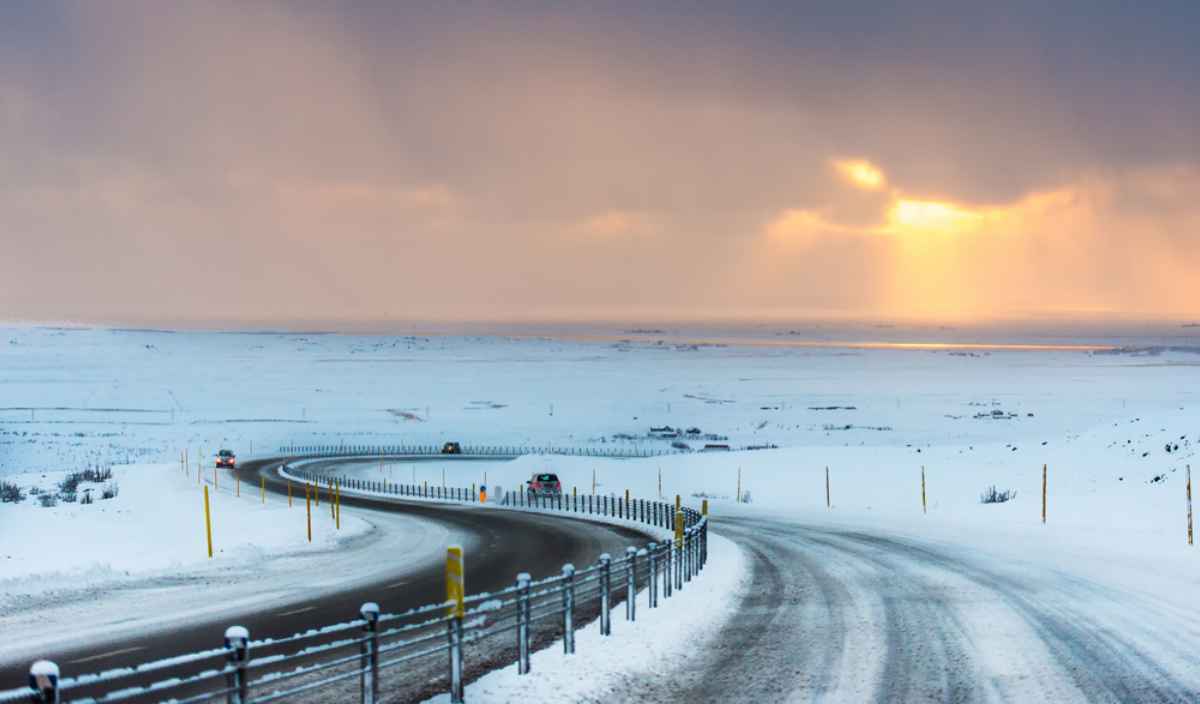 Conducción con nieve en Islandia Carretera sinuosa y cubierta de nieve en Islandia