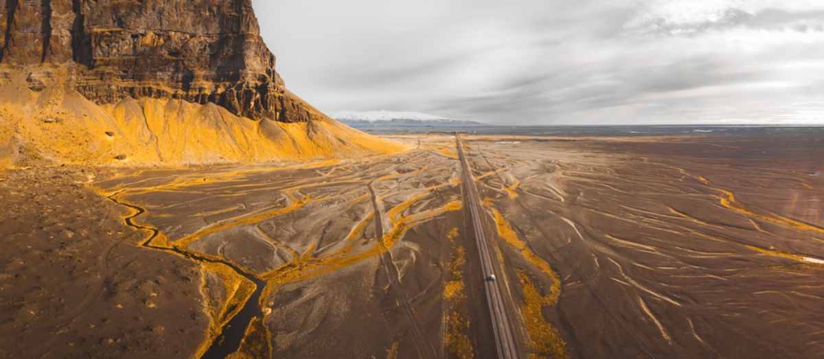 Drohnenaufnahme der Ring Road Islands durch eine vulkanische Landschaft