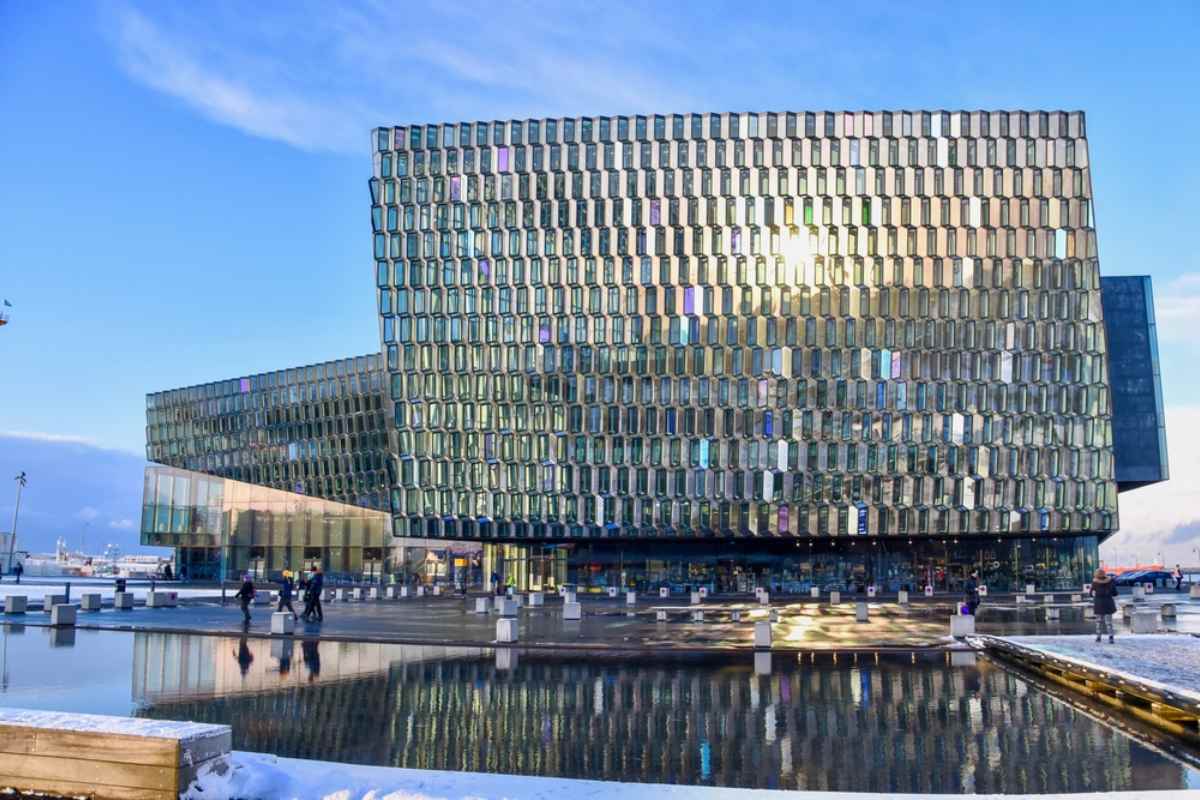 Fachada del edificio vanguardista que alberga la sala de conciertos Harpa en Islandia.