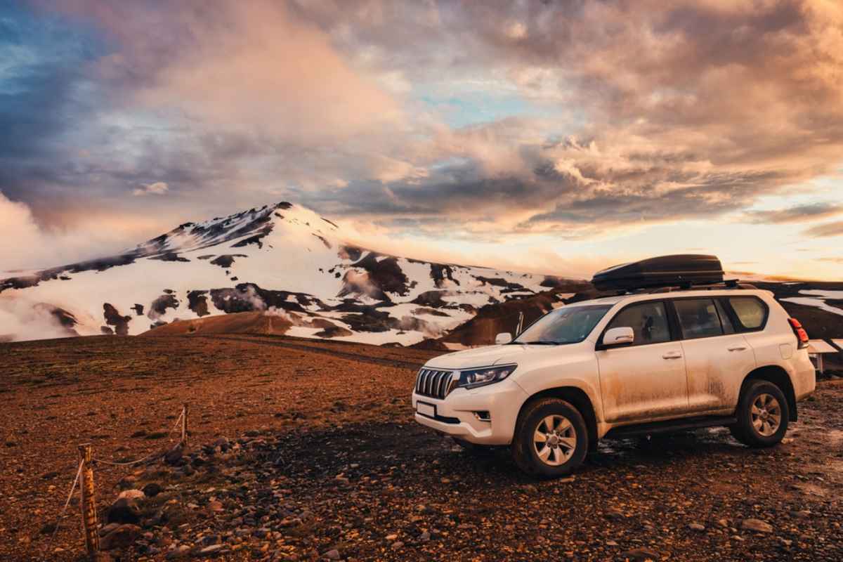 Características clave de un Super Jeep vehículo 4x4 normal en los caminos del interior de Islandia