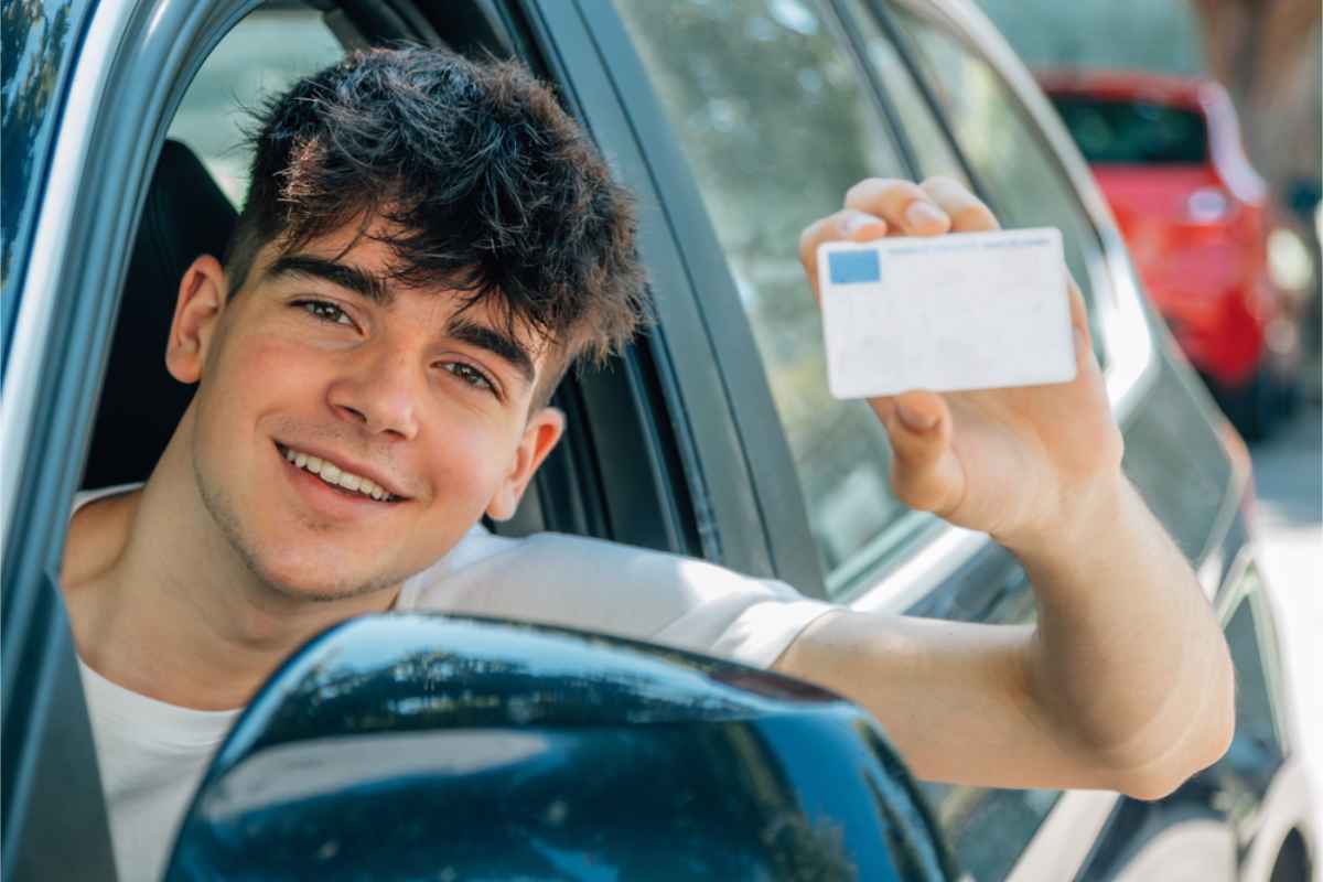 Età per il noleggio auto in Islanda: requisiti minimi, regole e supplementi nel 2025