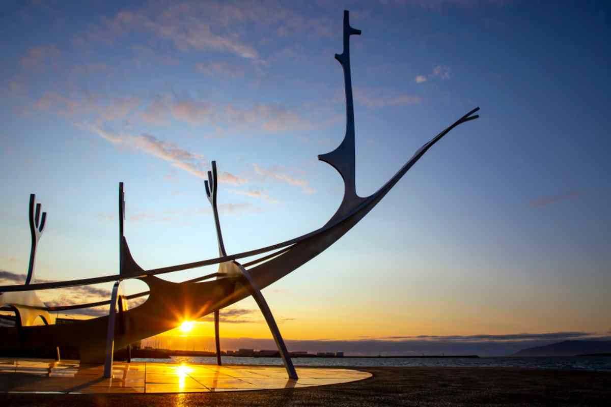 Primer plano del Sun Voyager de Islandia con los &uacute;ltimos rayos de sol col&aacute;ndose por sus huecos.