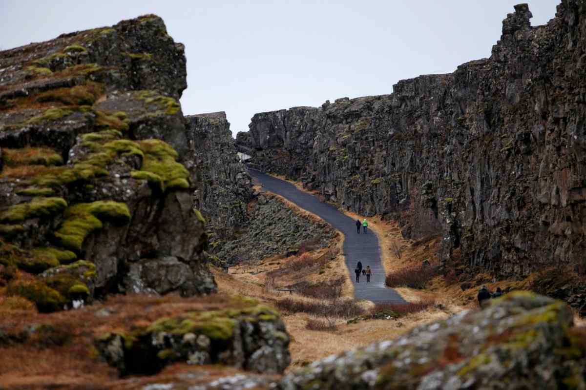 Vista general de un sendero dentro del Parque Nacional &THORN;ingvellir en Islandia durante un d&iacute;a nublado.