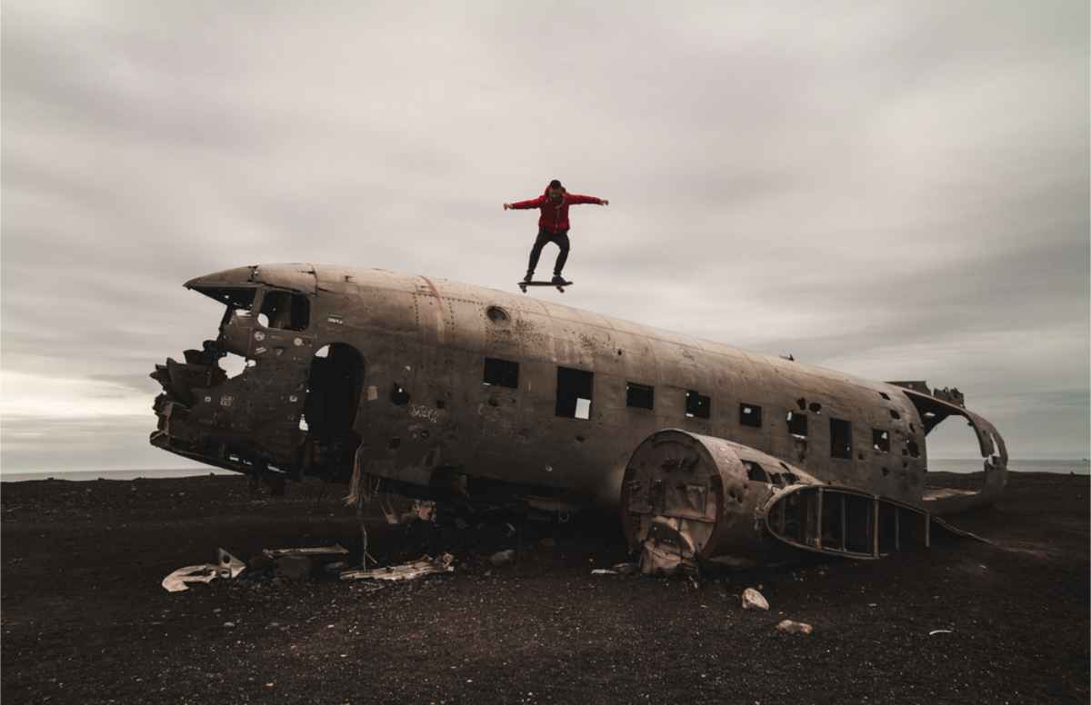 Skater sobre los restos del DC3 en Islandia
