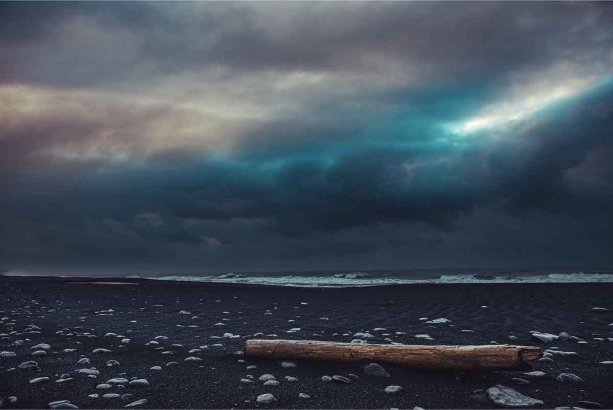 imagen m&iacute;stica de la playa de Solheimasandur en Islandia