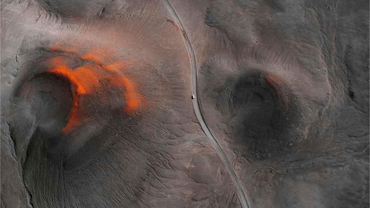 Vue aérienne impressionnante d’une route près d’un cratère volcanique et de champs de lave