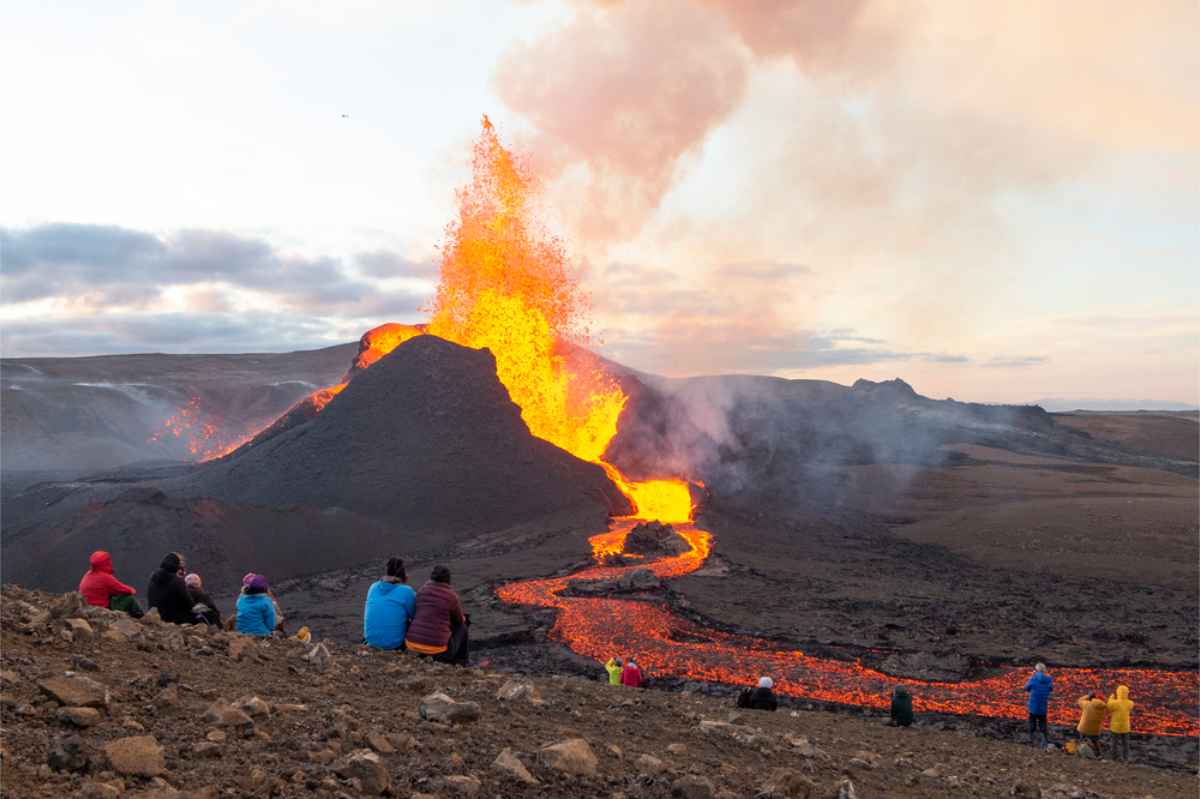 Touriste contemplant en toute sécurité la dernière éruption en Islande