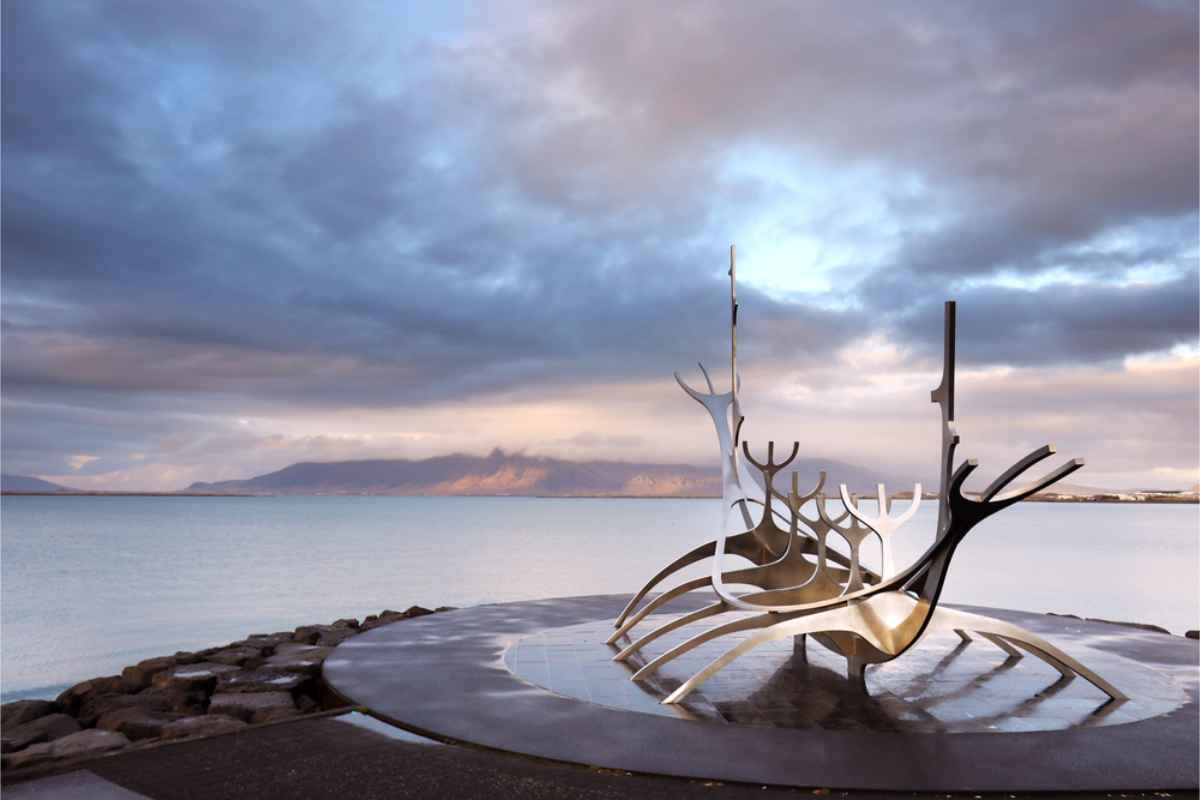 Escultura Sun Voyager con el monte Esja al fondo