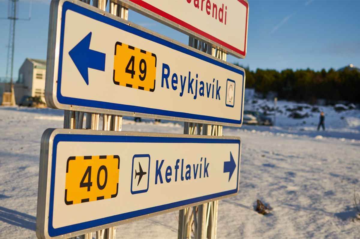 Wegweiser zeigen die Richtung nach Reykjavik und Keflavik