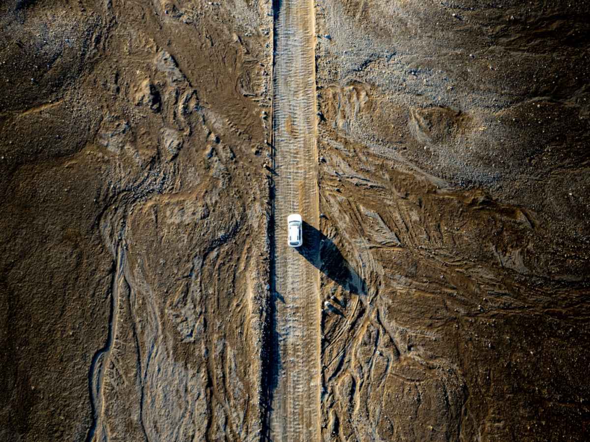 Veh&iacute;culo blanco 4x4 en una carretera solitaria en las Tierras Altas de Islandia