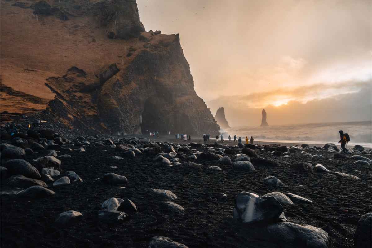 Playa de arena negra de Reynisfjara al anochecer