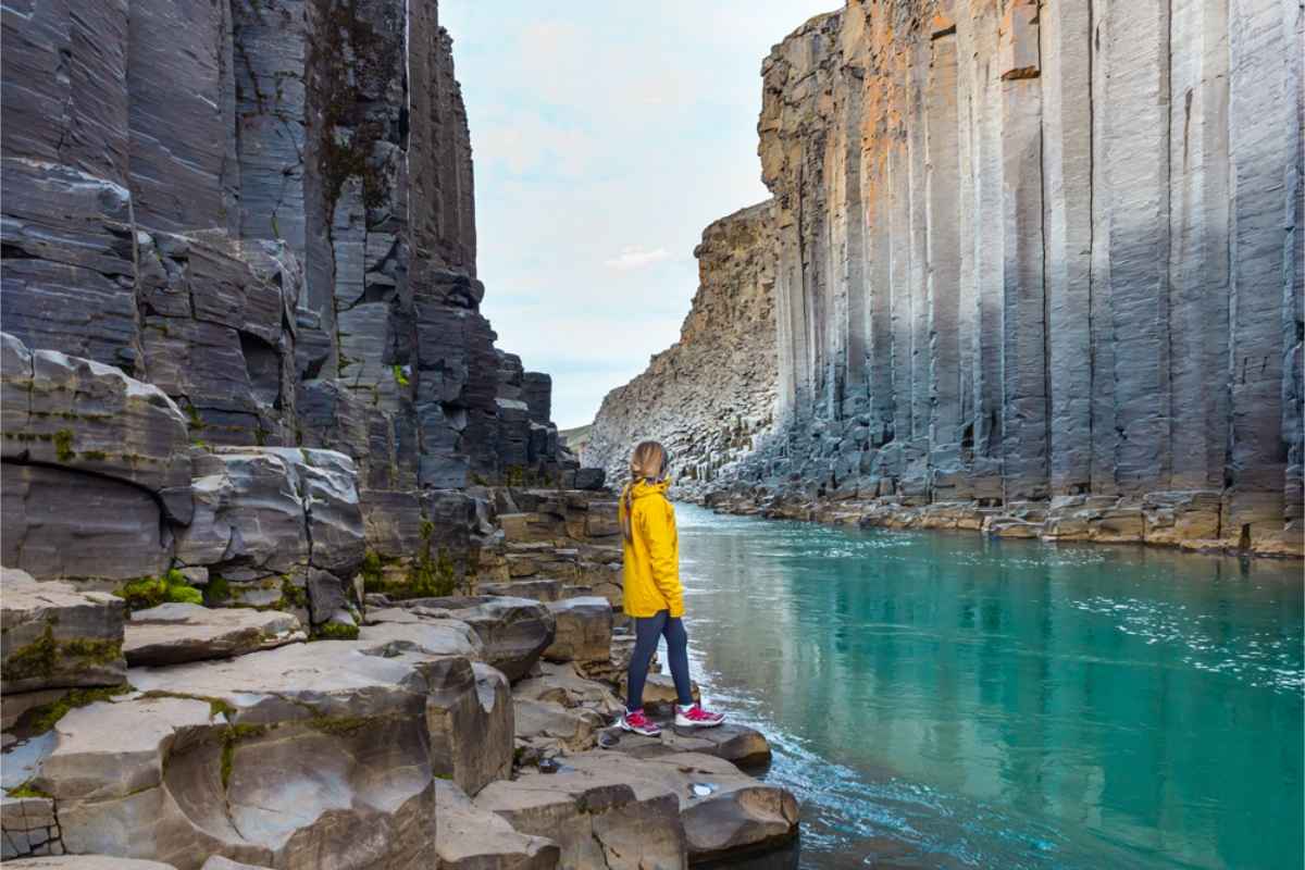 Viajera sola disfrutando del ca&ntilde;&oacute;n Studlagil en el este de Islandia