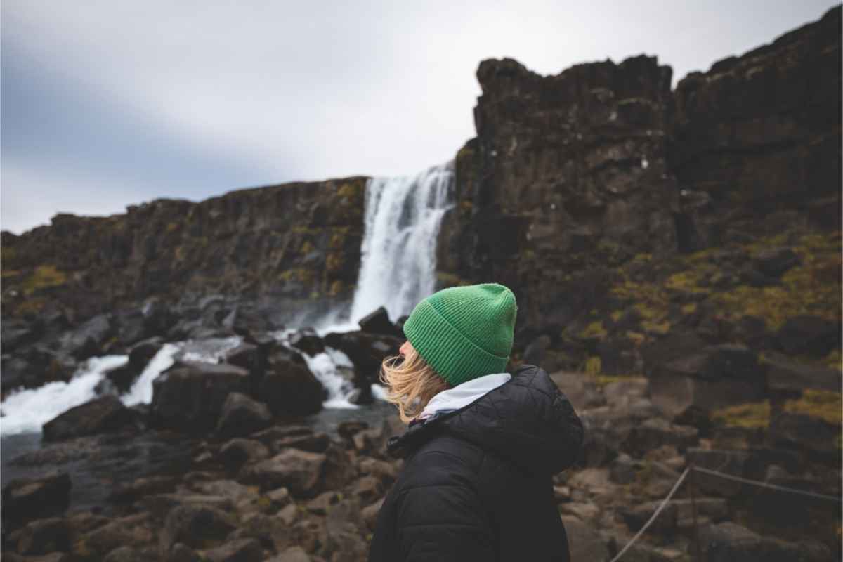 Voyageuse seule profitant des plus belles cascades d'Islande