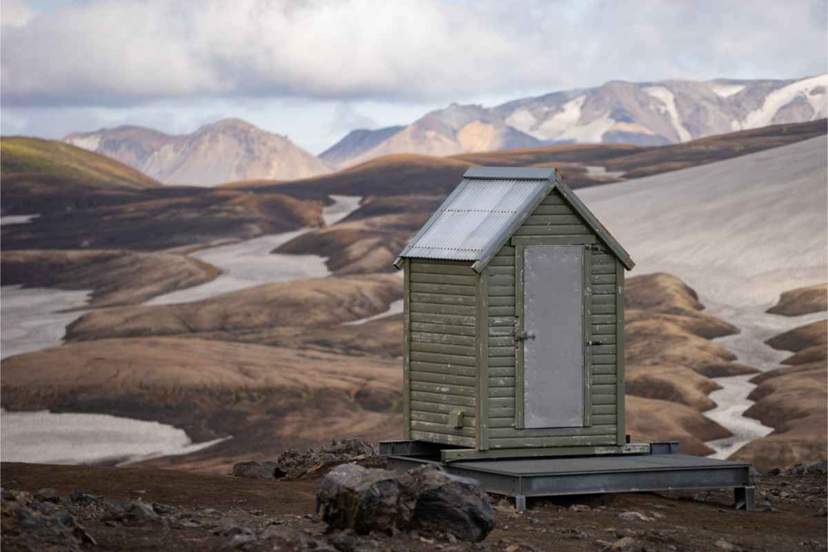 Toilet cabin n the middle of Iceland´s landmannalaugar