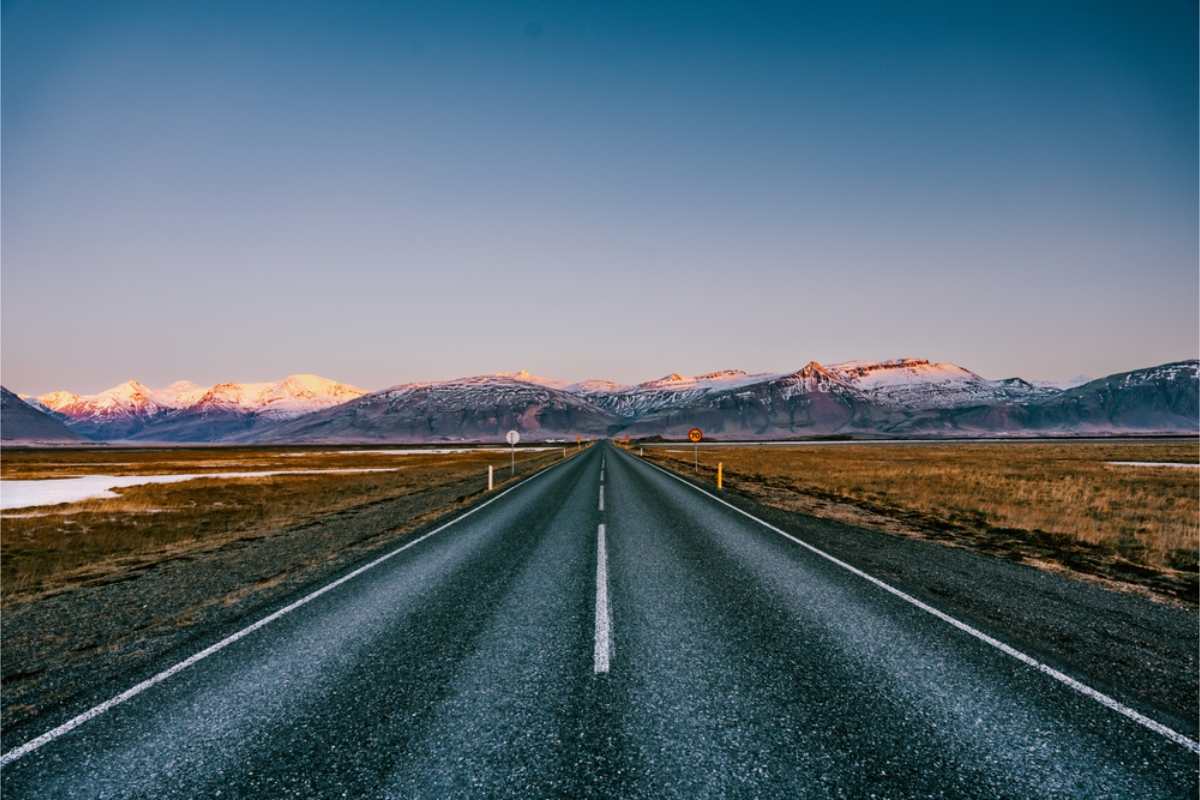 Broken divided line on the Ring road