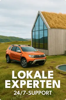 Oranger Dacia Duster SUV parkt neben einer modernen Hütte mit Grasdach in der isländischen Landschaft und wirbt für die lokale Autovermietung mit 24/7-Support von Cars Iceland.