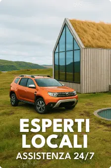 SUV Dacia Duster arancione parcheggiato accanto a una moderna cabina con tetto erboso nella campagna islandese, che promuove il noleggio auto locale con supporto 24/7 di Cars Iceland.
