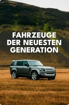 Neuer Land Rover Defender steht in einer offenen isländischen Landschaft und wirbt für die neuesten Fahrzeugmodelle von Cars Iceland.