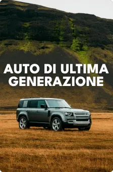 Nuovo Land Rover Defender parcheggiato in un paesaggio aperto islandese, che promuove i modelli di auto più recenti disponibili presso Cars Iceland.