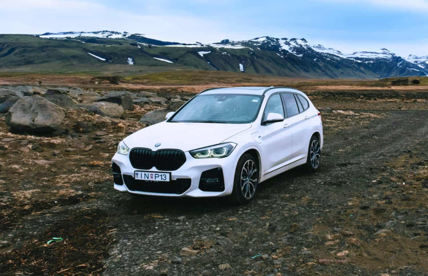 BMW X1. Un elegante vehículo de alquiler para calles urbanas y caminos de grava en Islandia, que ofrece eficiencia en el consumo de combustible y comodidad para quienes exploran los diversos paisajes islandeses.