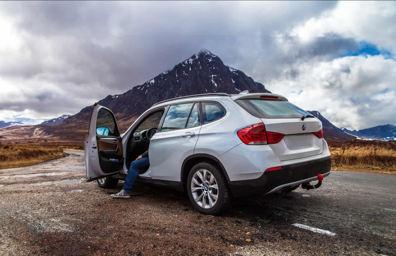 BMW X1. Un elegante vehículo de alquiler para calles urbanas y caminos de grava en Islandia, que ofrece eficiencia en el consumo de combustible y comodidad para quienes exploran los diversos paisajes islandeses.