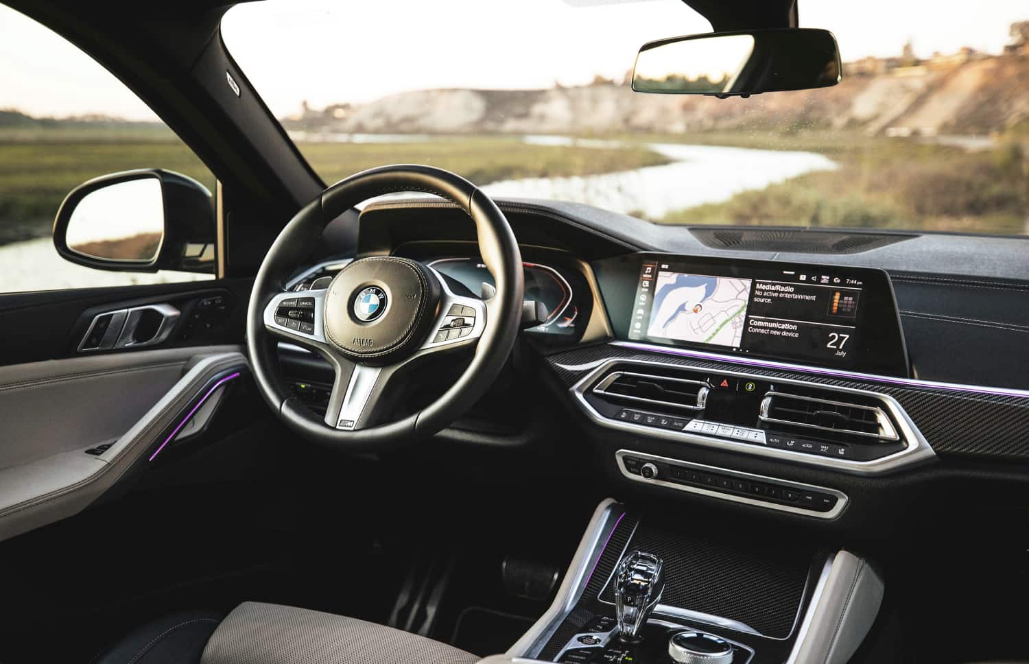 BMW X1. Un elegante vehículo de alquiler para calles urbanas y caminos de grava en Islandia, que ofrece eficiencia en el consumo de combustible y comodidad para quienes exploran los diversos paisajes islandeses.