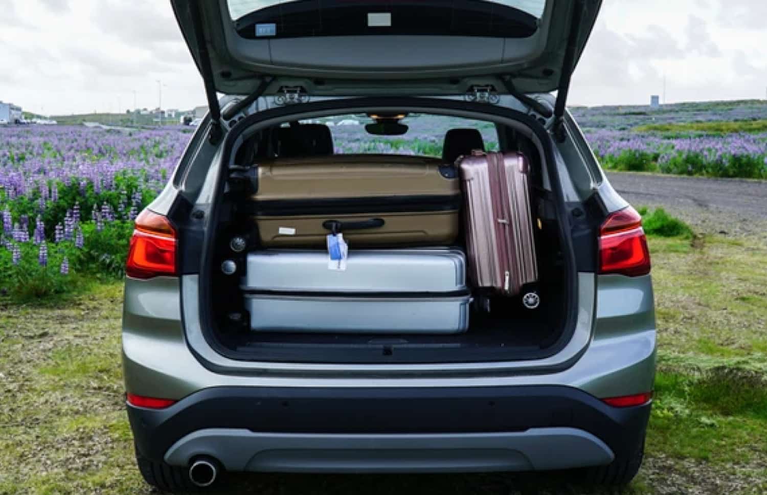 BMW X1. Un elegante vehículo de alquiler para calles urbanas y caminos de grava en Islandia, que ofrece eficiencia en el consumo de combustible y comodidad para quienes exploran los diversos paisajes islandeses.
