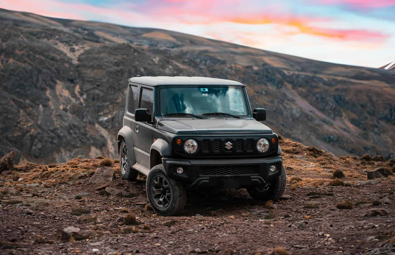 Suzuki Jimny. Ce SUV compact en Islande est conçu pour explorer des terrains difficiles et des régions isolées en toute simplicité, offrant une expérience hors route palpitante sur les pistes F exigeantes d’Islande.