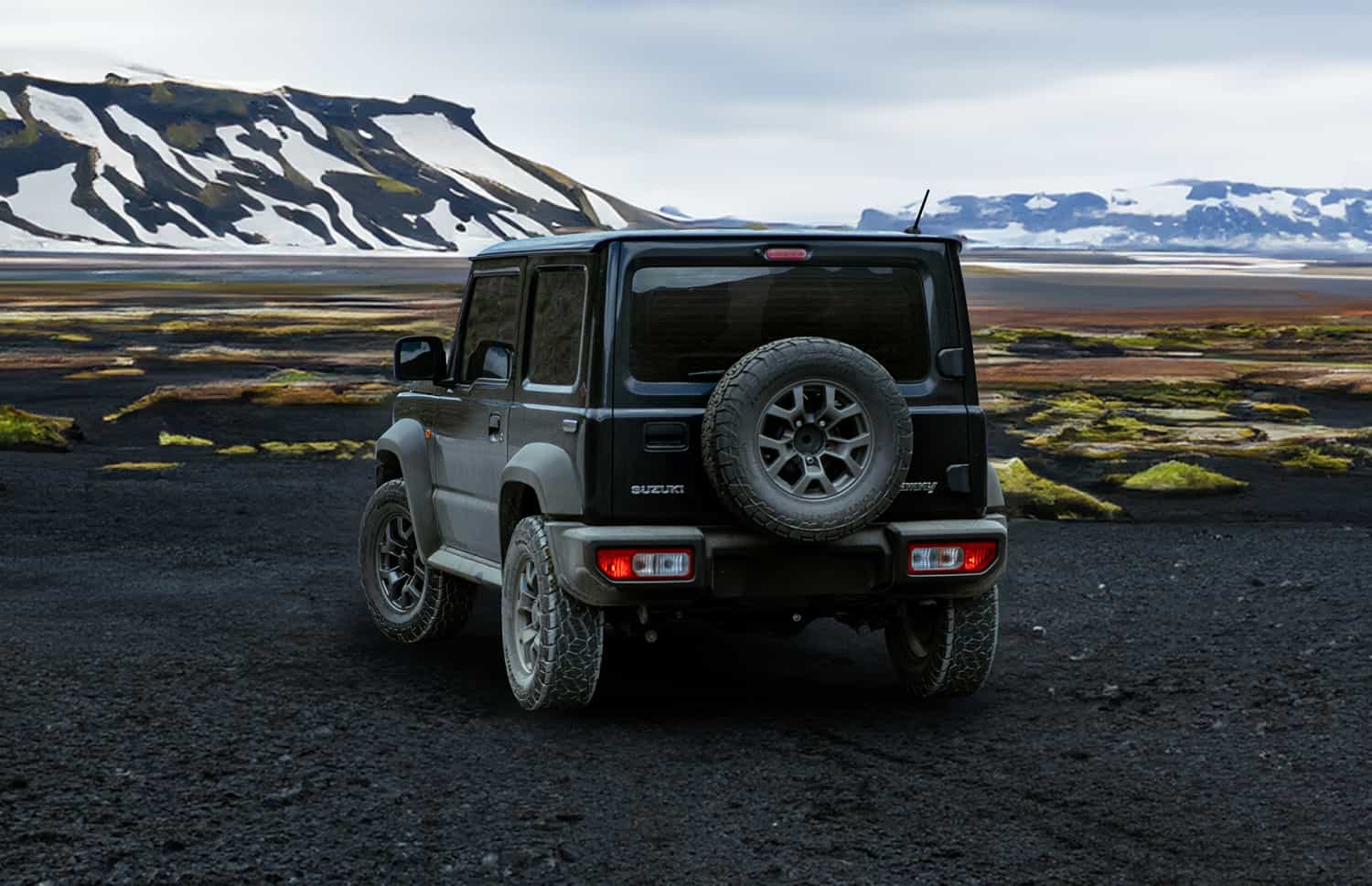 Suzuki Jimny. Ce SUV compact en Islande est conçu pour explorer des terrains difficiles et des régions isolées en toute simplicité, offrant une expérience hors route palpitante sur les pistes F exigeantes d’Islande.