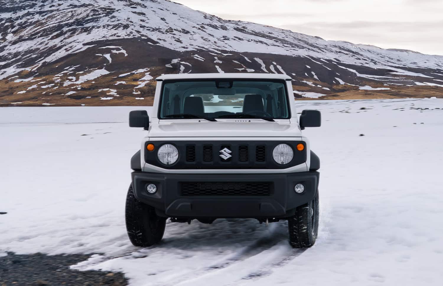 Suzuki Jimny. Ce SUV compact en Islande est conçu pour explorer des terrains difficiles et des régions isolées en toute simplicité, offrant une expérience hors route palpitante sur les pistes F exigeantes d’Islande.