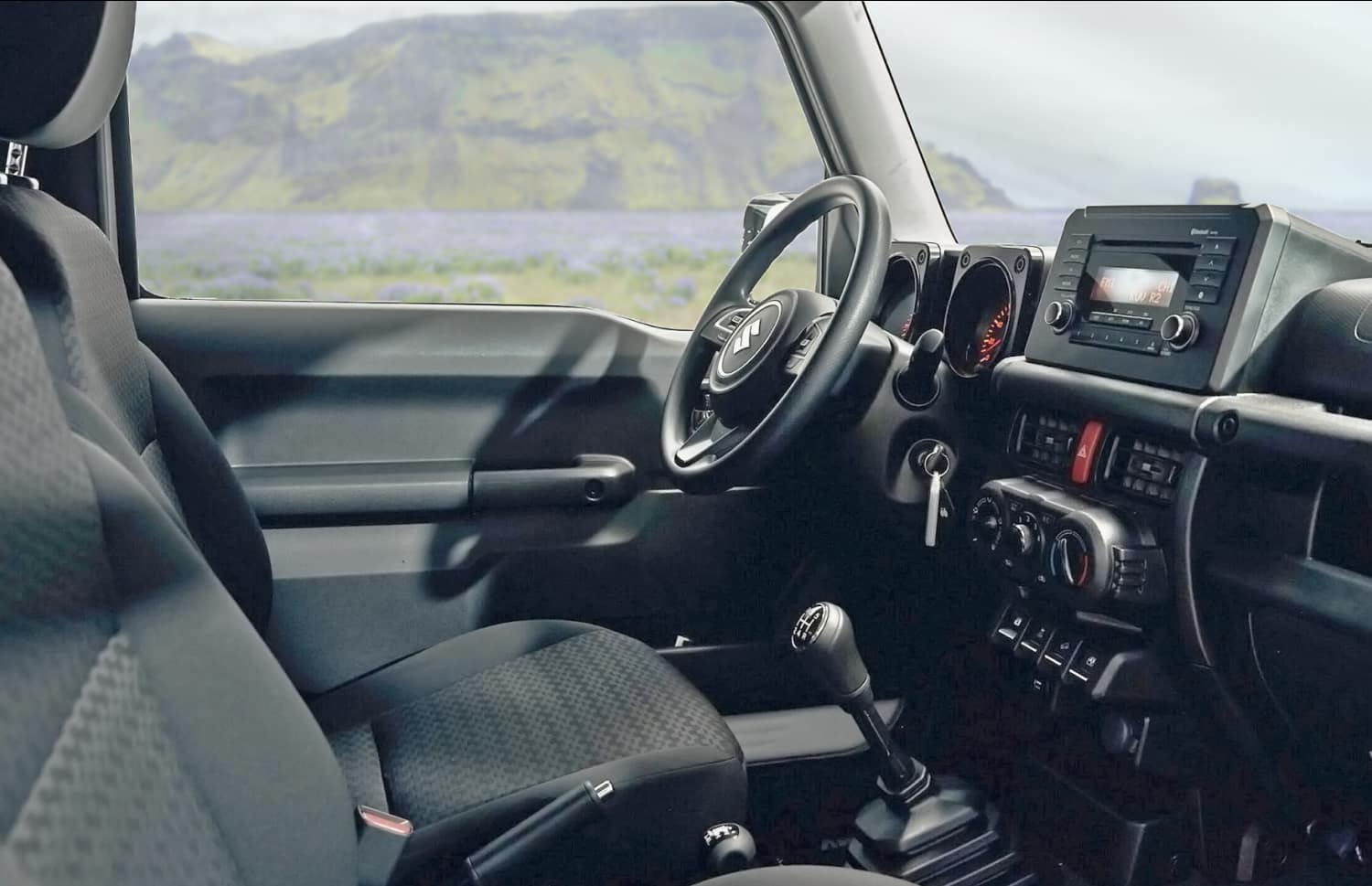 Suzuki Jimny. Ce SUV compact en Islande est conçu pour explorer des terrains difficiles et des régions isolées en toute simplicité, offrant une expérience hors route palpitante sur les pistes F exigeantes d’Islande.