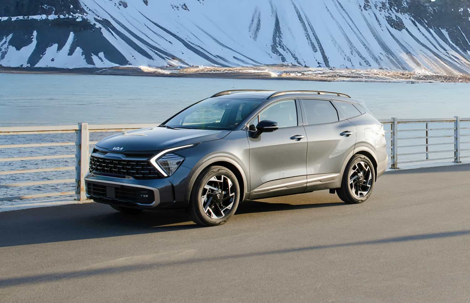 Kia Sportage. Ein geräumiges Mietfahrzeug für Island, das für isländische Wetterbedingungen und Schotterstraßen ausgelegt ist, mit viel Platz für Passagiere und Gepäck.
