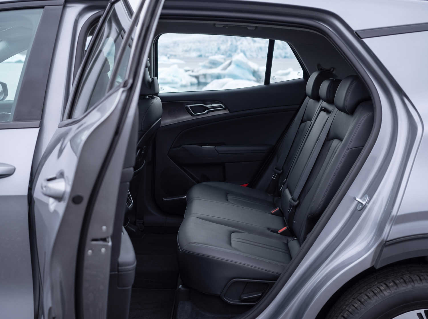 Kia Sportage. A spacious rental car for Iceland, designed to navigate Icelandic weather and gravel roads comfortably with ample space for both passengers and luggage.