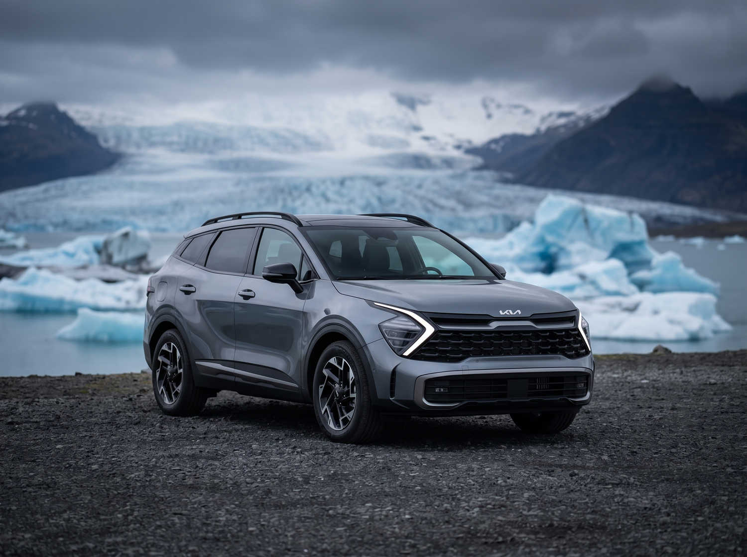 Kia Sportage. A spacious rental car for Iceland, designed to navigate Icelandic weather and gravel roads comfortably with ample space for both passengers and luggage.