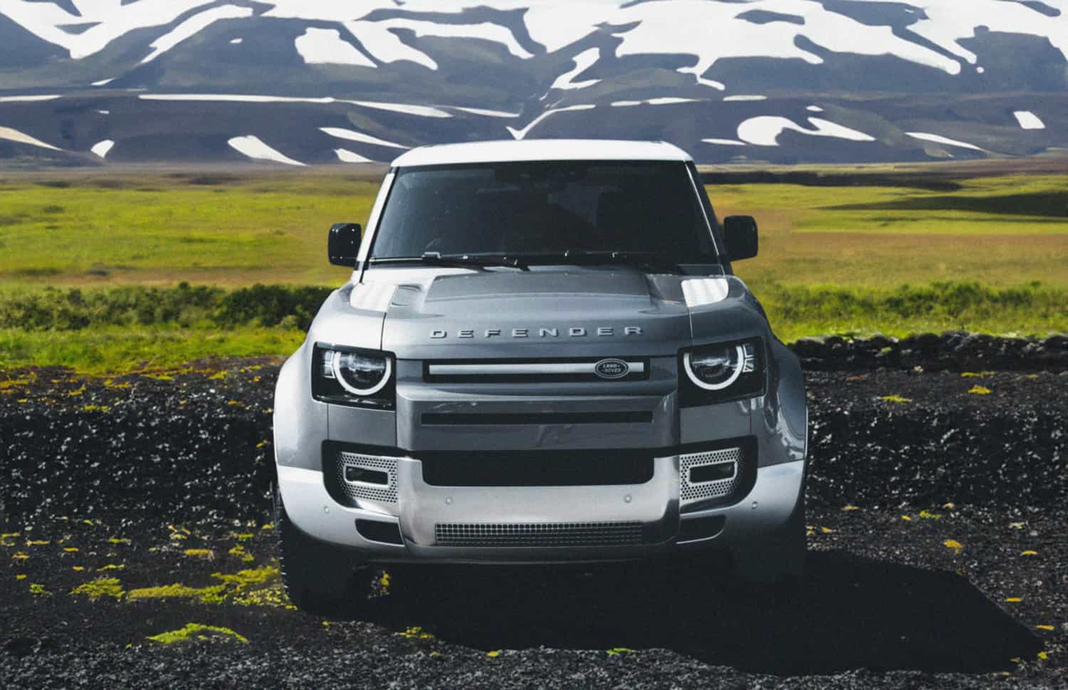 Land Rover Defender gris, SUV 4x4 de luxe avec GPS, sièges chauffants, chargeur USB et caméra de recul, parfait pour les routes accidentées d’Islande.