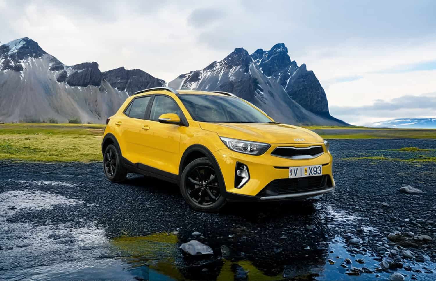 Kia XCeed jaune vif, crossover automatique avec GPS, caméra de recul et sièges chauffants; 5 places et espace pour 2 bagages, parfait pour découvrir l’Islande.