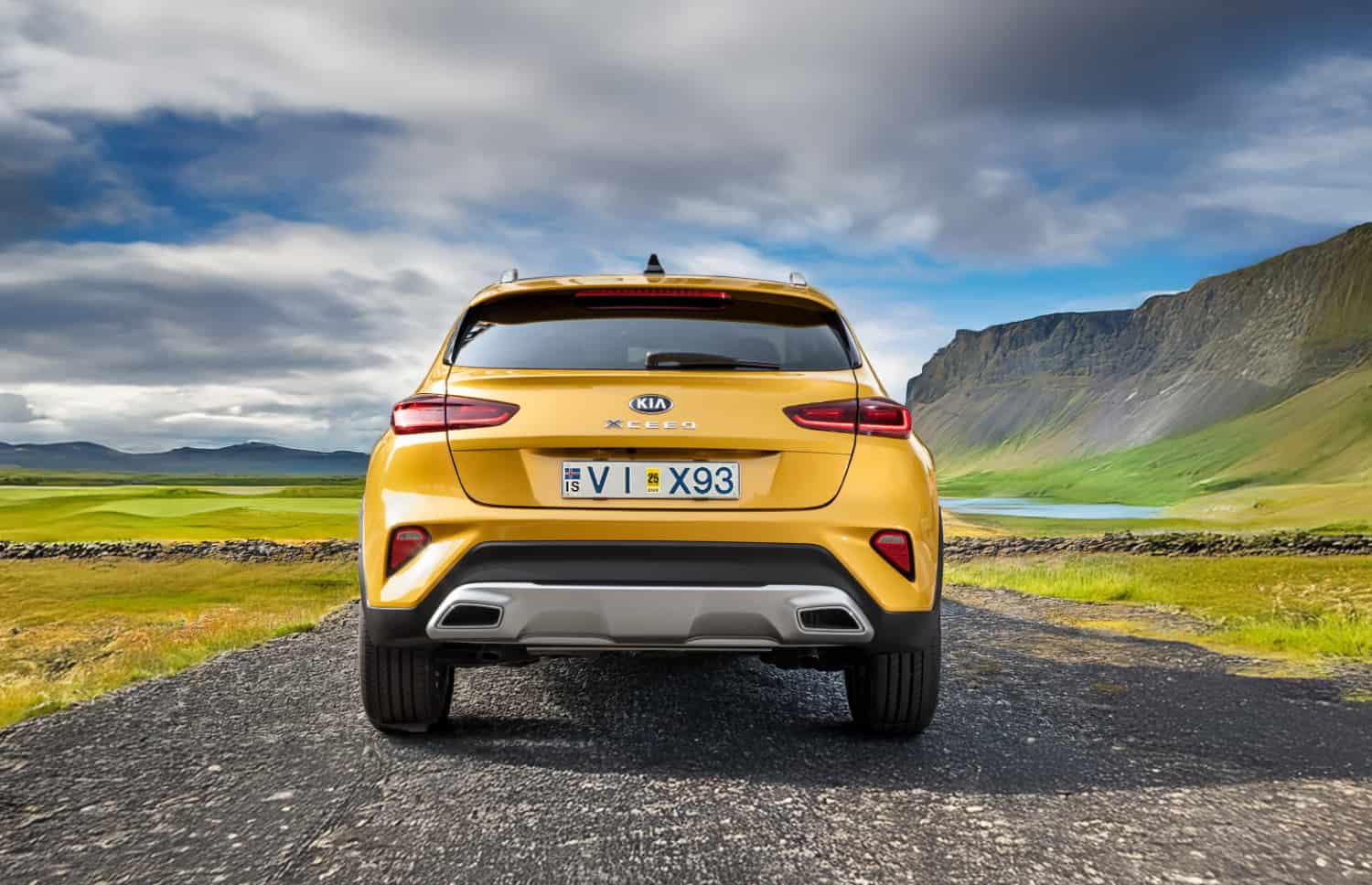 Kia XCeed jaune vif, crossover automatique avec GPS, caméra de recul et sièges chauffants; 5 places et espace pour 2 bagages, parfait pour découvrir l’Islande.